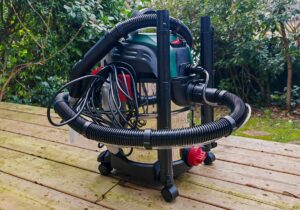 Aspirateur injecteur-extracteur Lidl Parkside PWS 20 C2 posé sur une terrasse