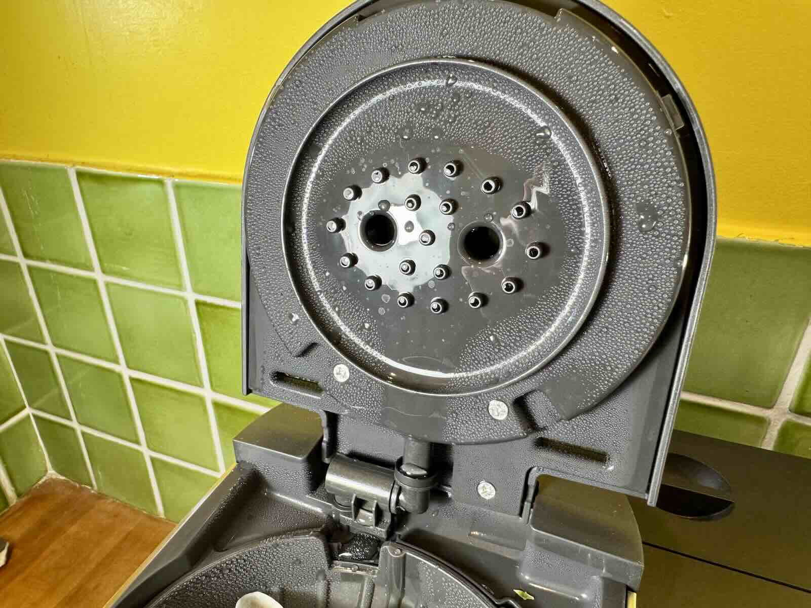 Le système d'écoulement de l'eau pour l'infusion du café filtre sur la Ninja Prestige 2-en-1 © Labo Maison