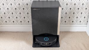 Aspirateur robot Mova Mobius 60 dans sa station d’accueil