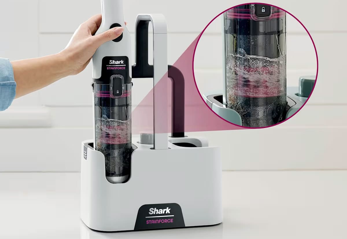 Le socle autonettoyant rince automatiquement le système d’aspiration