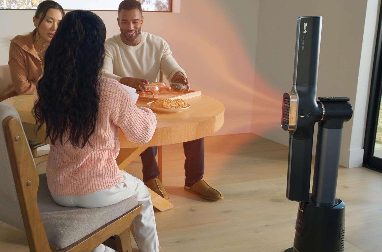 Shark TurboBlade Cool + Heat en mode chauffage réchauffant une pièce