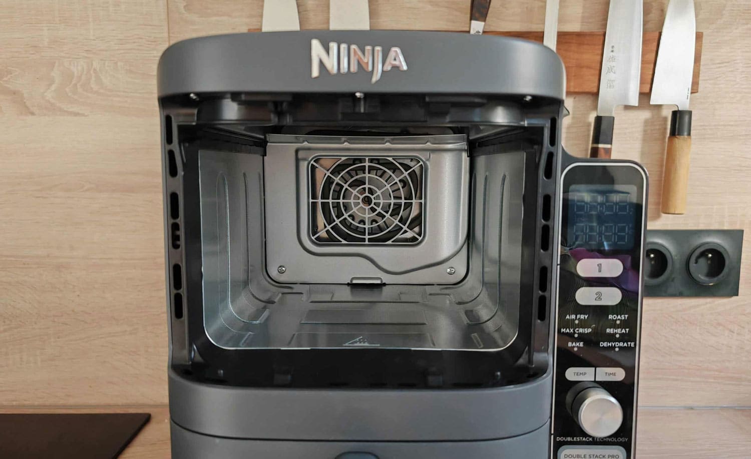Intérieur de la friteuse à air chaud Ninja Double Stack XL 9,5 L, avec la résistance chauffante et le ventilateur placés au fond de la cuve.