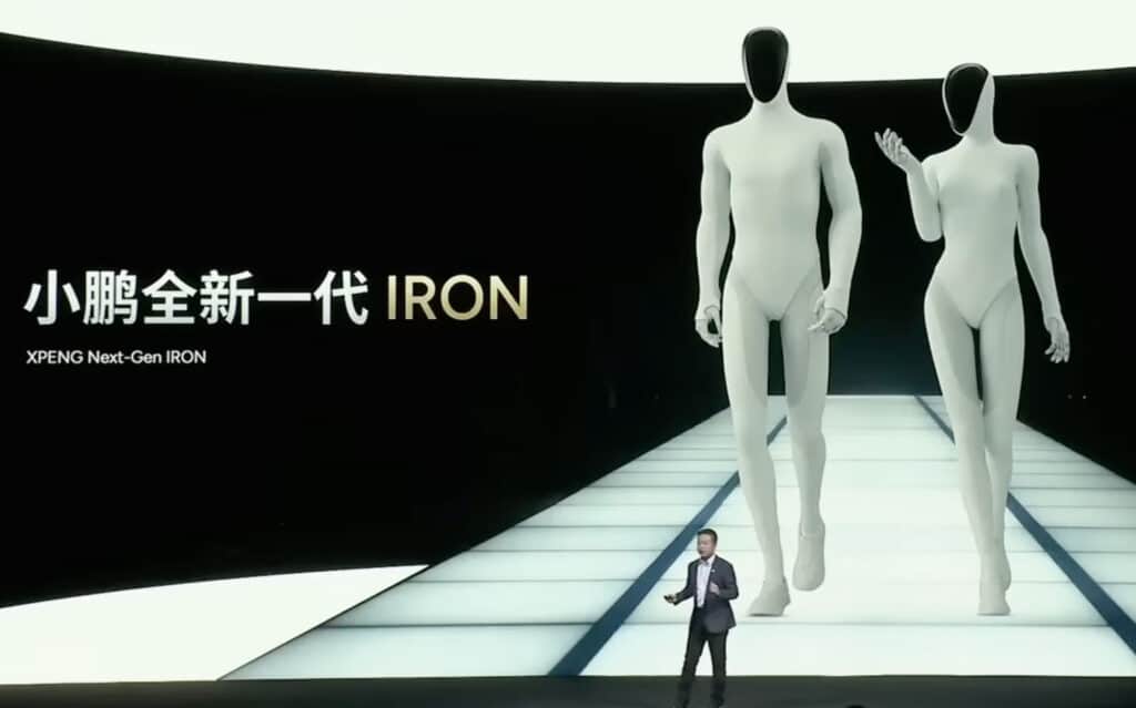 Robots humanoïdes XPeng IRON en versions masculine et féminine sur scène lors du AI Day 2025