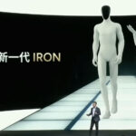 Robots humanoïdes XPeng IRON en versions masculine et féminine sur scène lors du AI Day 2025
