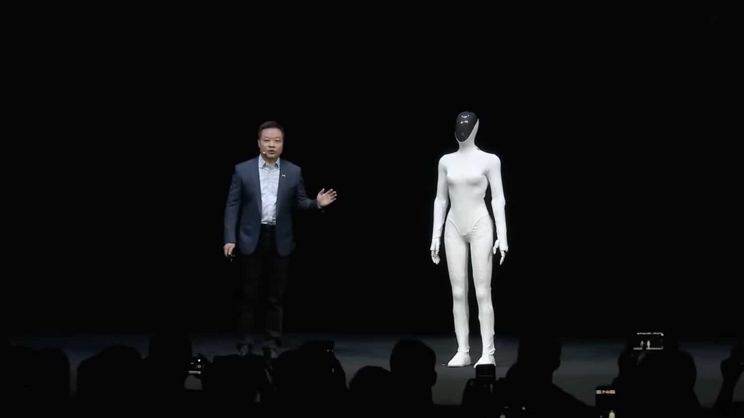 Robot humanoïde féminin XPeng IRON présenté lors du AI Day 2025