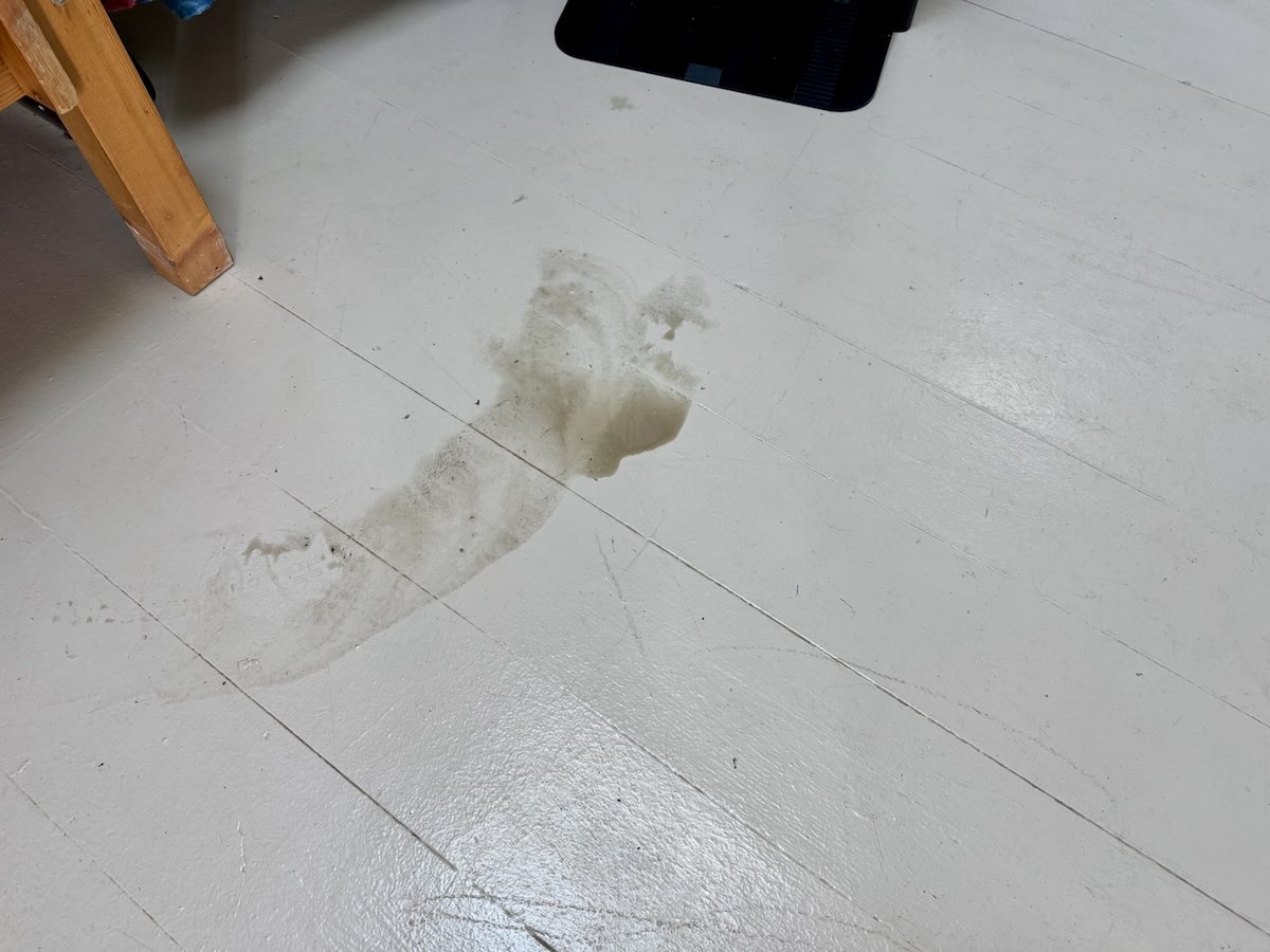 L'iRobot Roomba Max 705 Combo a laissé des taces d'eau sale sur le sol avant de repasser dessus © Labo Maison