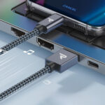 Un câble USB-C reliant un ordinateur portable à un smartphone pour illustrer la charge et le transfert de données.