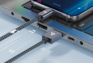 Un câble USB-C reliant un ordinateur portable à un smartphone pour illustrer la charge et le transfert de données.