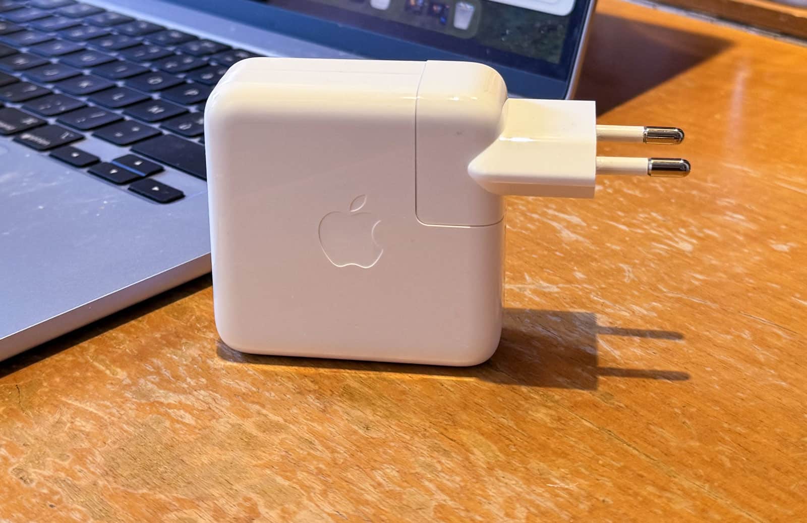 Chargeur Apple USB-C 70 W utilisé pour recharger un MacBook Air
