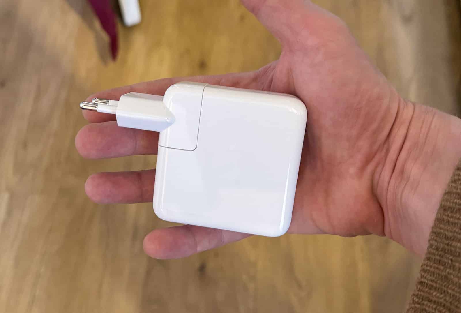 Dimensions compactes du chargeur Apple USB-C 70 W