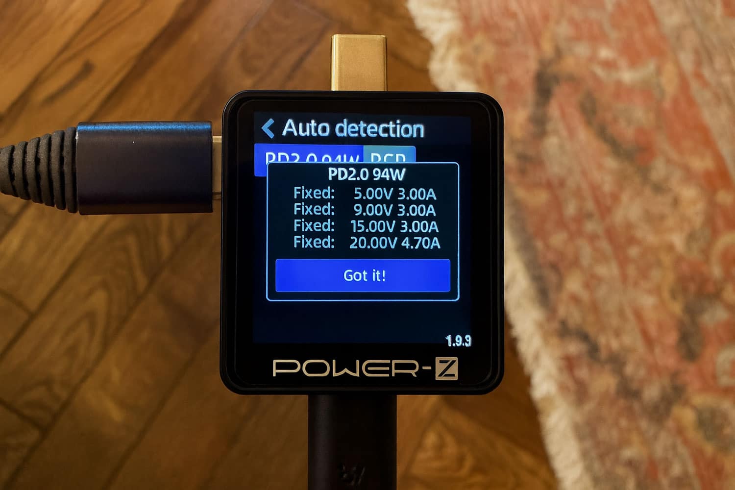 Outil de mesure affichant la compatibilité Power Delivery 2.0 du chargeur Apple 96 W