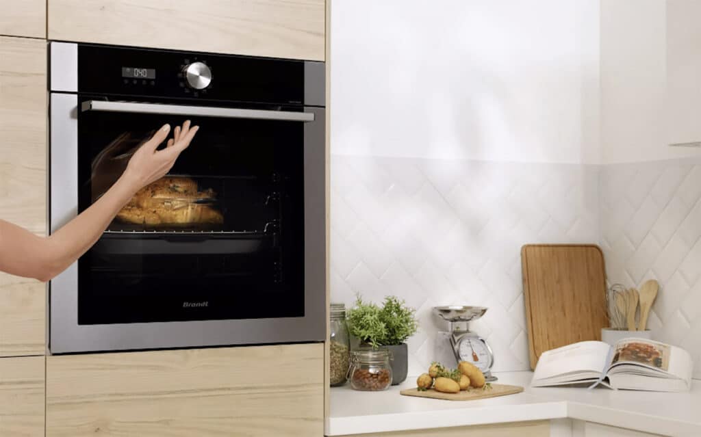 Appareil électroménager Brandt dans une cuisine, illustration des conséquences de la liquidation sur les garanties et le SAV