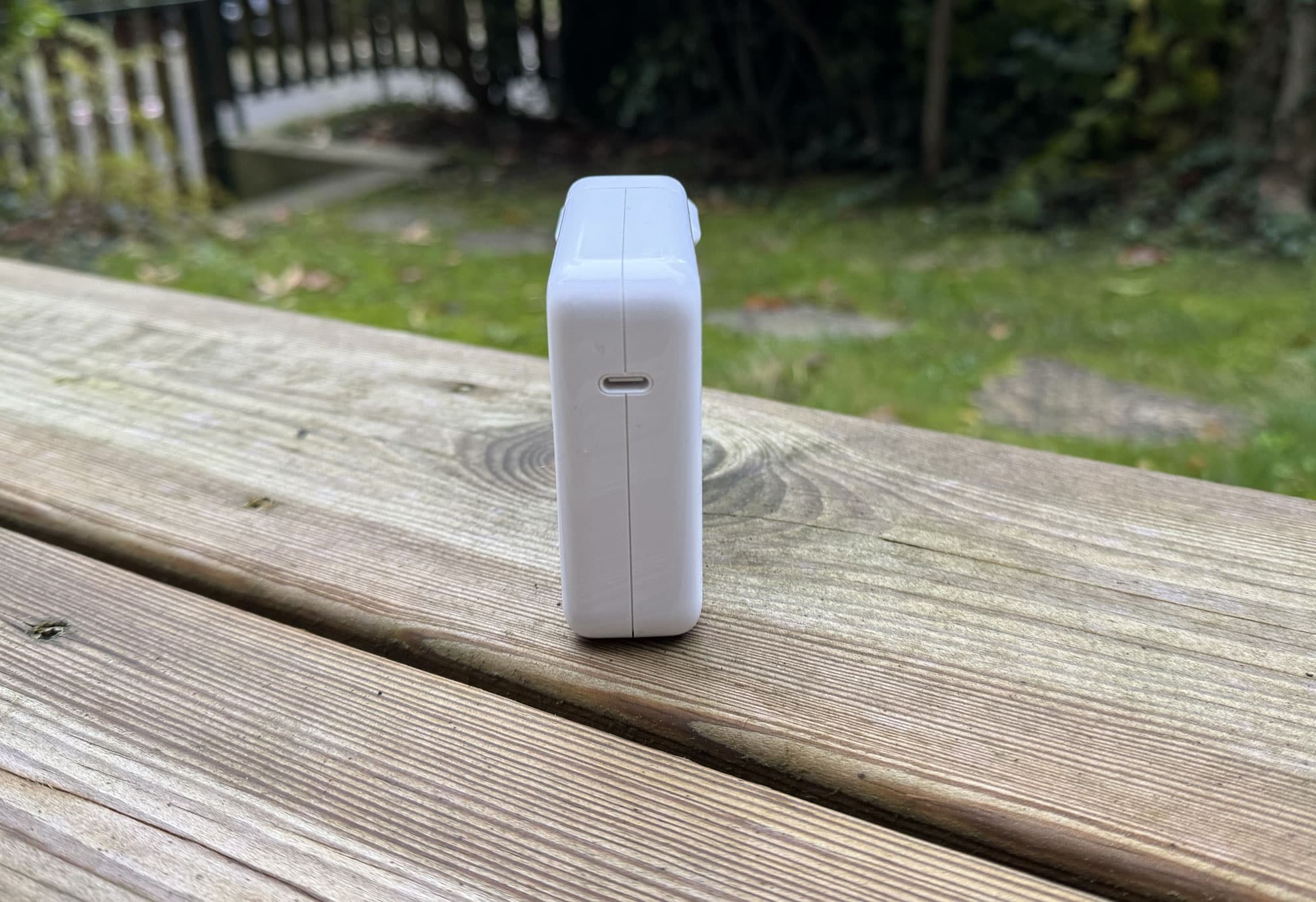 Connectique du chargeur Apple 96 W montrant son unique port USB-C