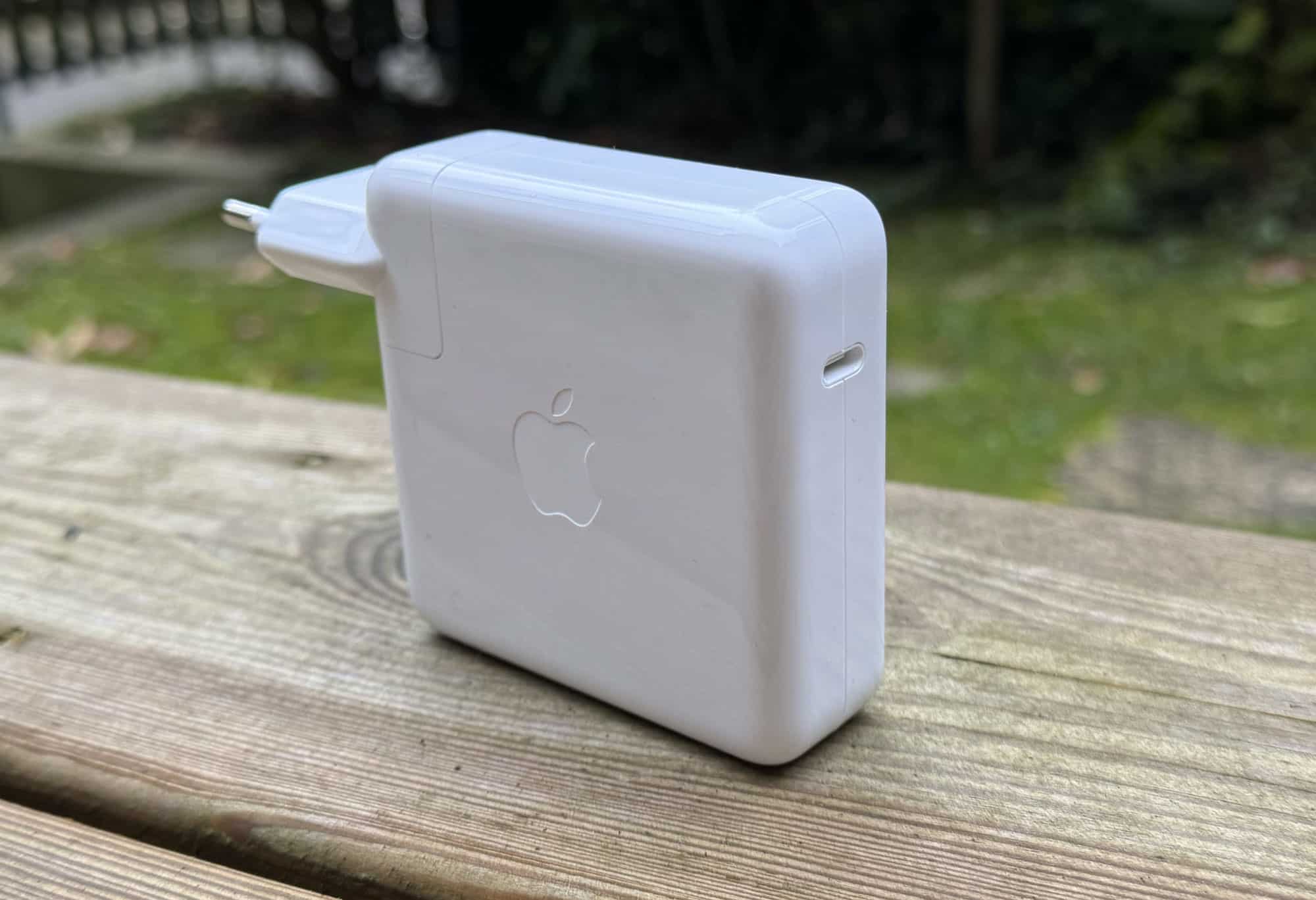 Dimensions du chargeur Apple USB-C 96 W comparées aux modèles récents