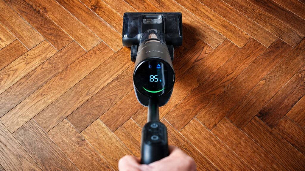 Dreame H15 Pro en train de laver un parquet lors de notre test