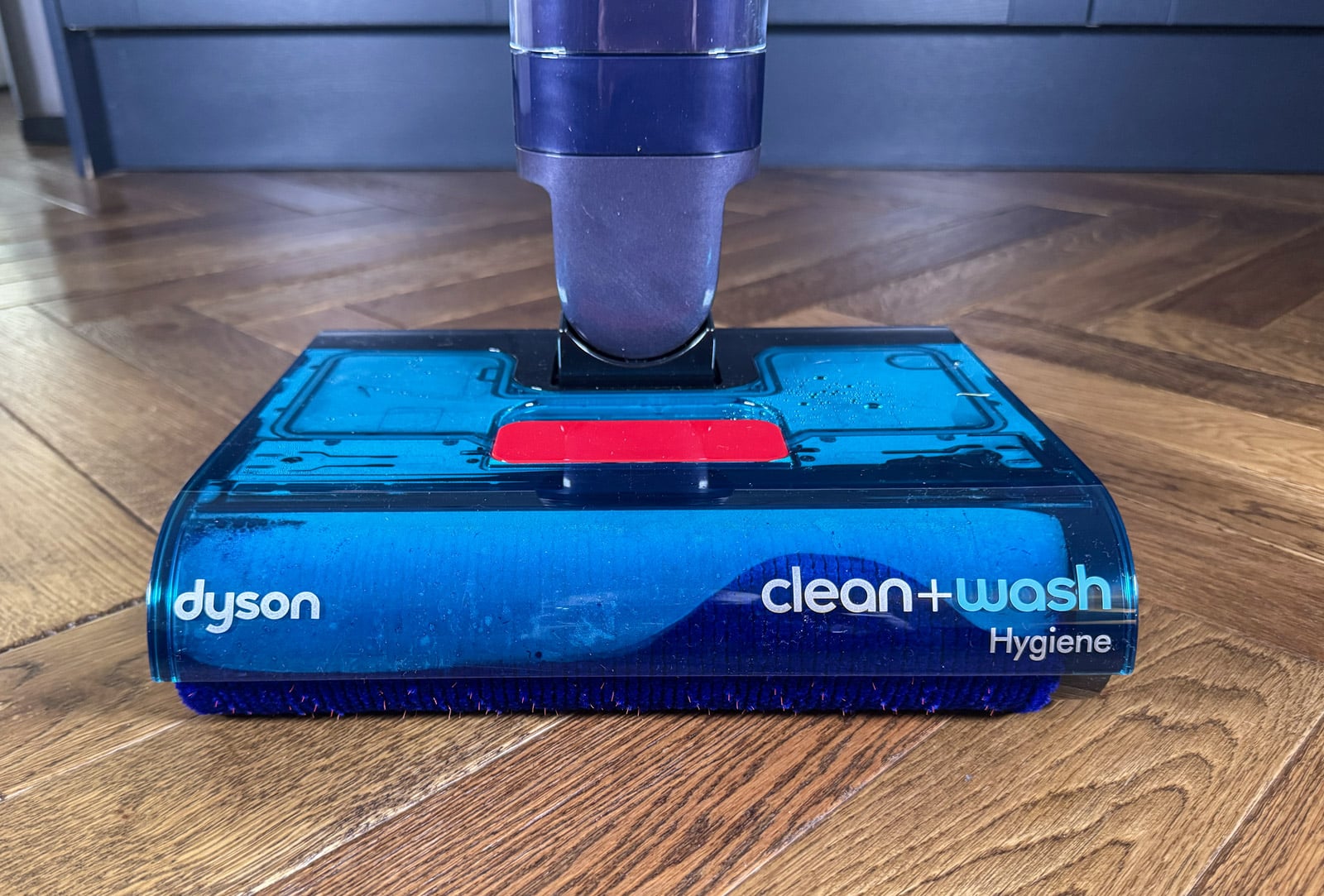 Gros plan sur la brosse de lavage microfibre du Dyson Clean+Wash Hygiene