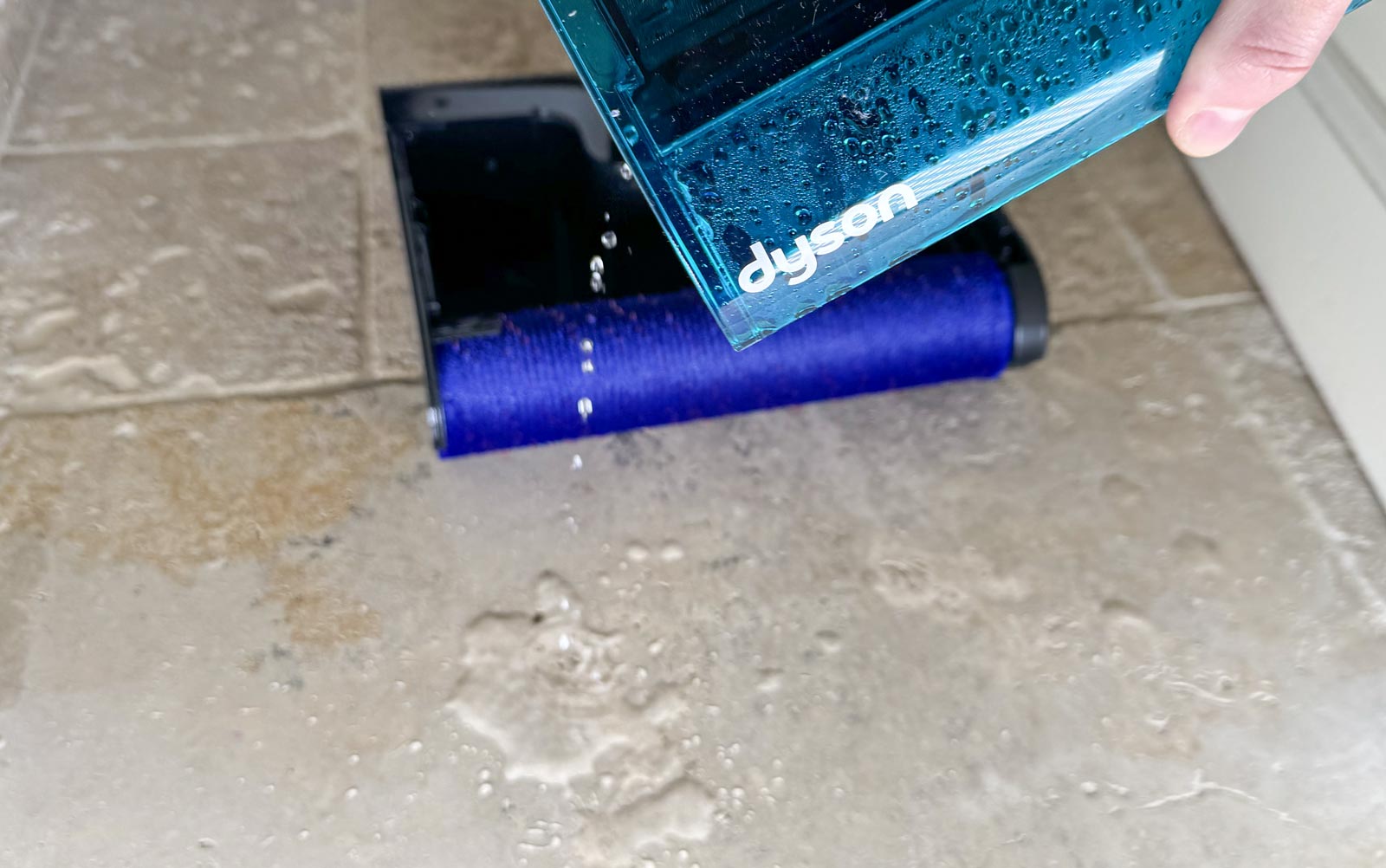 Réservoir d’eau sale du Dyson Clean+Wash Hygiene avec écoulement possible en cas d’inclinaison