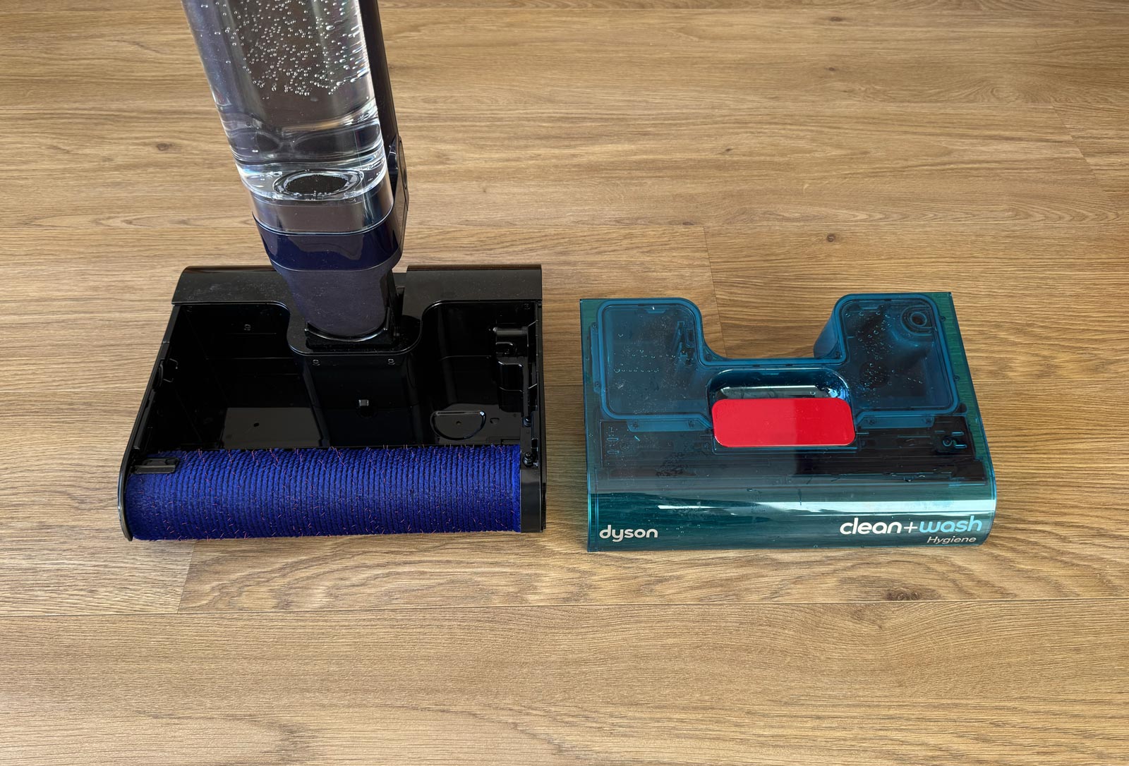Réservoirs d’eau propre et d’eau sale amovibles du Dyson Clean+Wash Hygiene