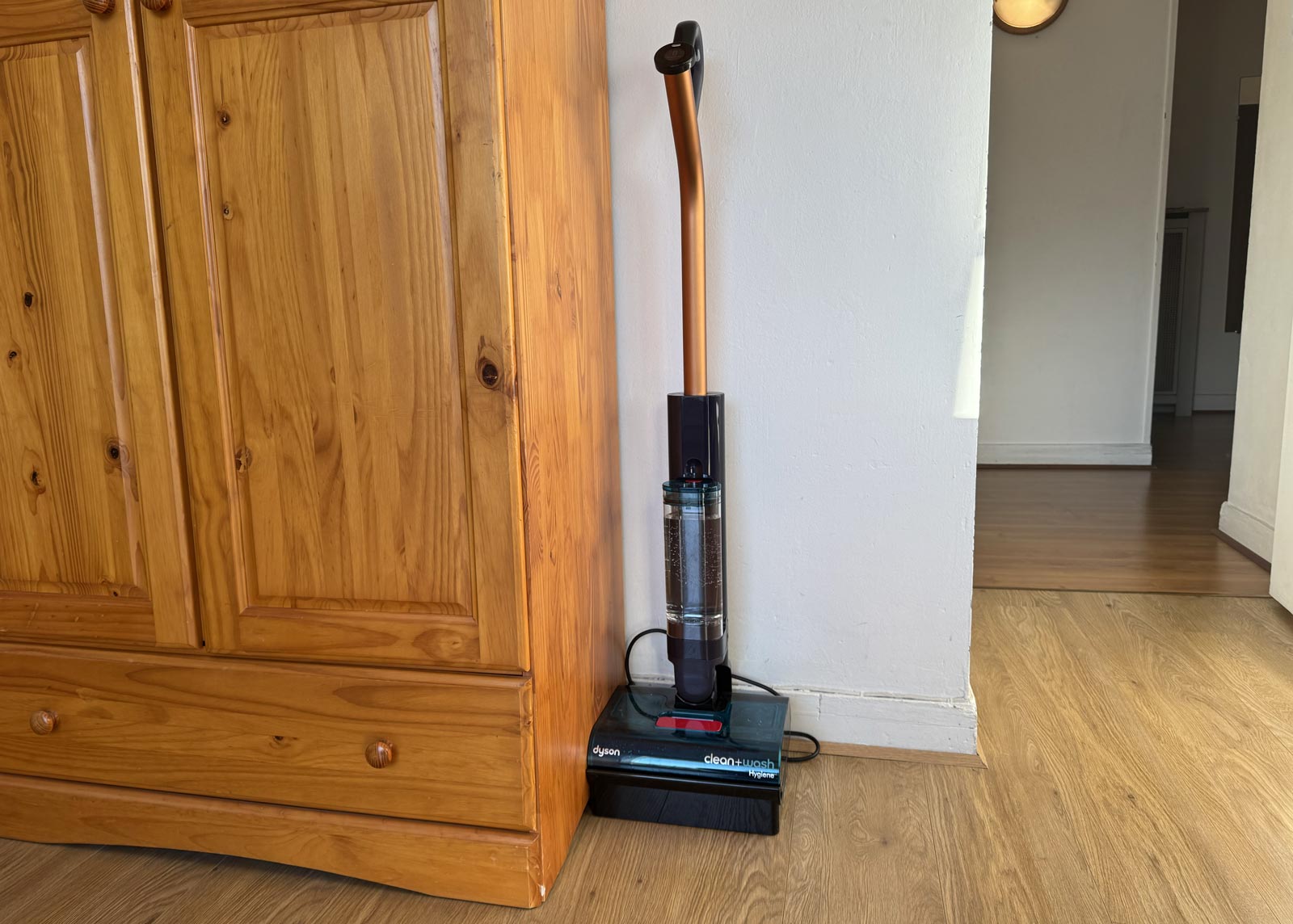 Dyson Clean+Wash Hygiene sur sa station de charge et de séchage