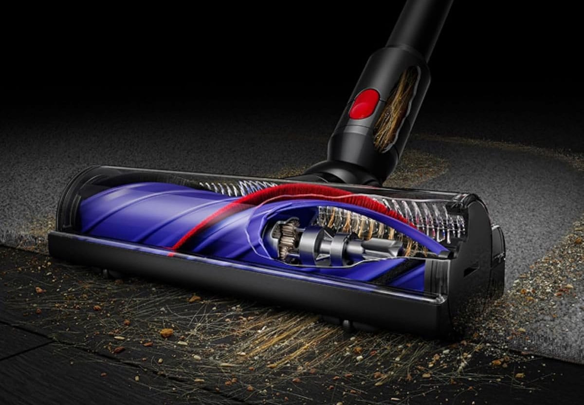 La brosse du V8 Cyclone assure l'essentiel de l'aspiration, mais elle conserve un système anti-emmêlement moins performant que les versions haut de gamme et n'intègre pas de rampe de LED.