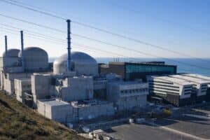 Centrale nucléaire EDF EPR2 près de la mer
