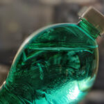 Bouteille d'eau gazeuse verte