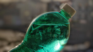 Bouteille d'eau gazeuse verte