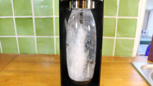 Machine de gazéification transformant de l’eau plate en eau gazeuse par injection de dioxyde de carbone