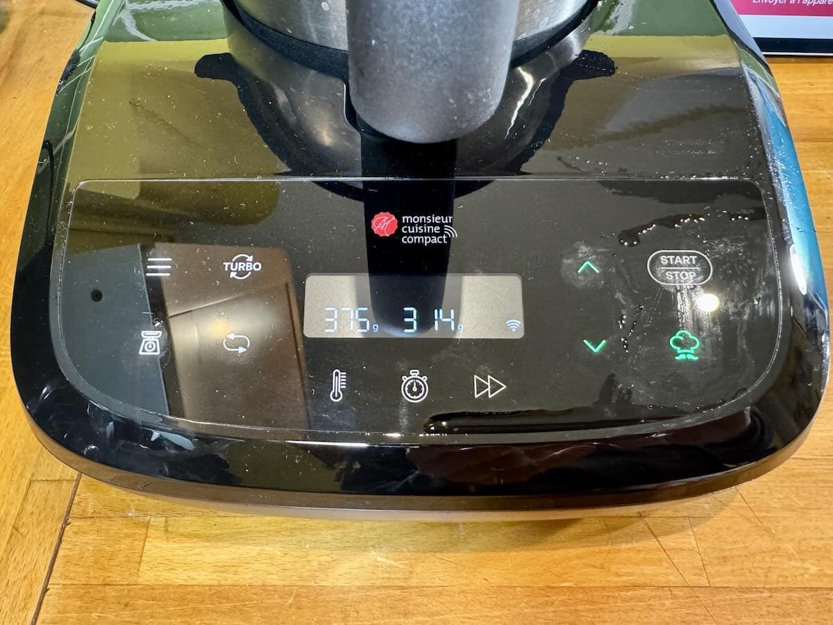 Le revêtement noir brillant laisse bien apparaître les traces pendant la recette © Labo Maison