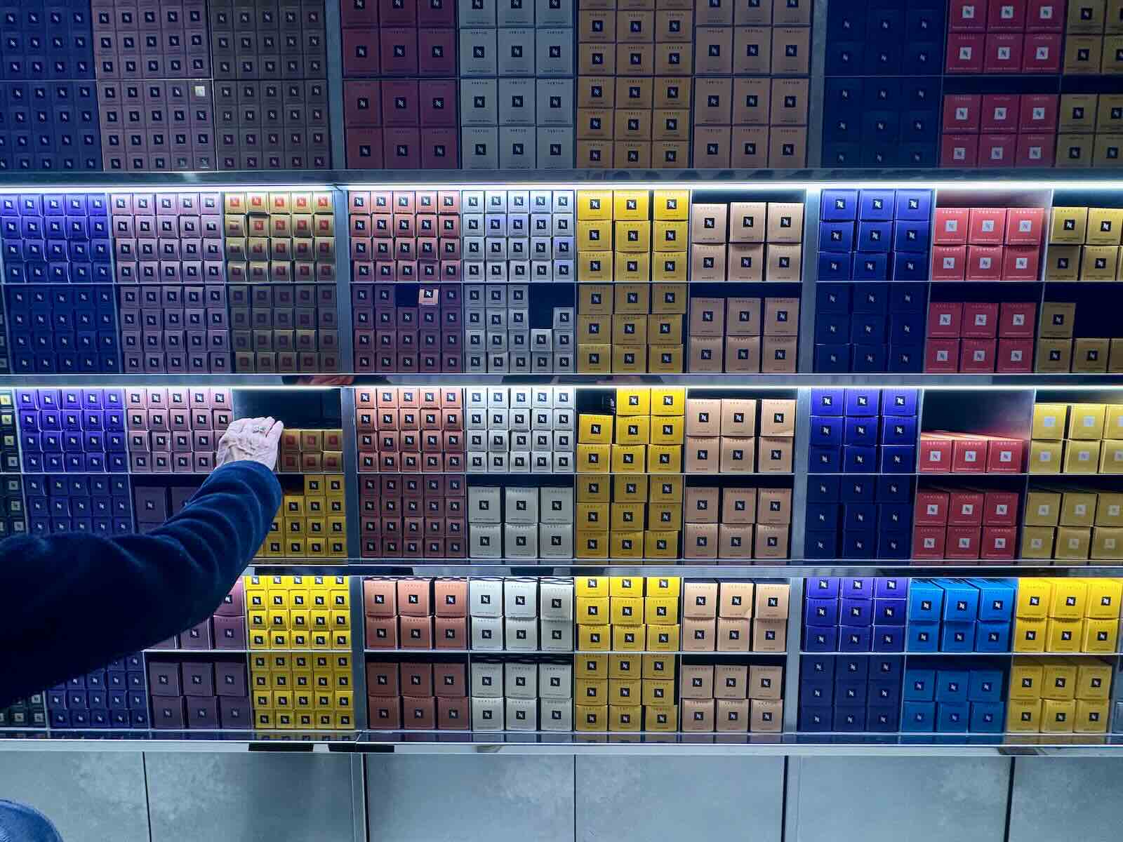 Le mur de capsules Nespresso à l'achat dans la Maison Nespresso du Marais.à Paris © Labo Maison