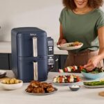 Femme préparant des plats avec le Ninja Double Stack XL SL451EU en promo.