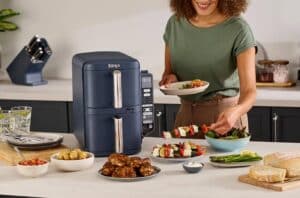Femme préparant des plats avec le Ninja Double Stack XL SL451EU en promo.