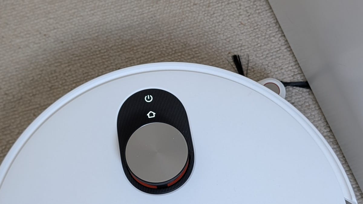 Xiaomi Robot Vacuum 5 Pro aspirant une moquette lors d’un test de performance