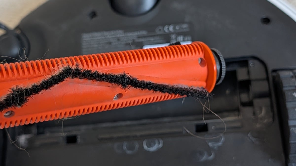 Brosse centrale du Xiaomi Robot Vacuum 5 Pro après 15 jours d’utilisation sans cheveux emmêlés