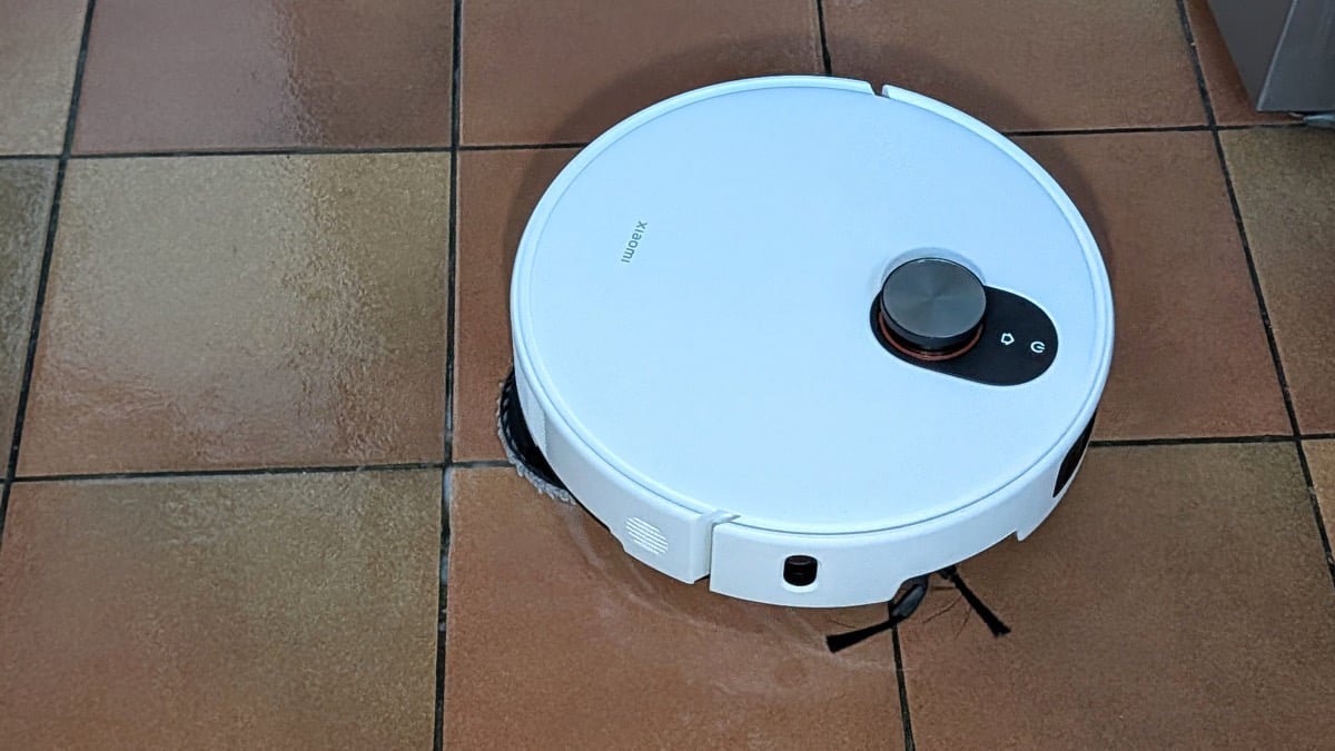 Xiaomi Robot Vacuum 5 Pro en train de laver le sol avec ses patins rotatifs