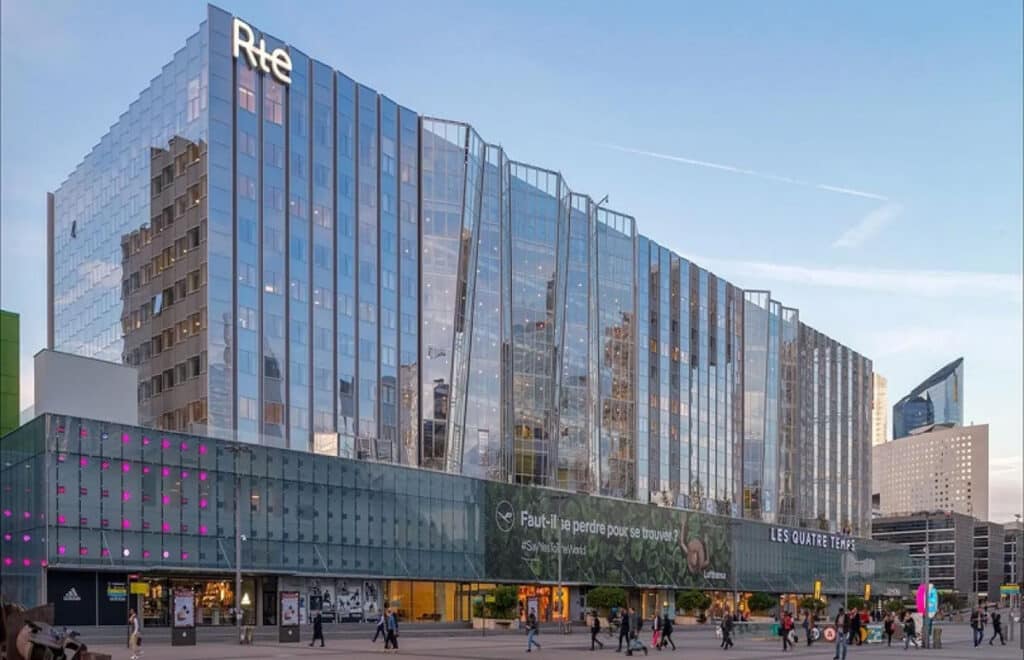 Bâtiment ou siège du Réseau de Transport d'Électricité (RTE) lançant l'alerte sur la surcapacité et l'urgence de l'électrification des usages.