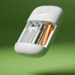 Chargeur RegenBox 2 avec des piles AA et AAA insérées