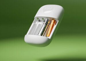 Chargeur RegenBox 2 avec des piles AA et AAA insérées