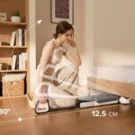 Aspirateur laveur Roborock F25 LT en train de passer sous un meuble bas grâce à sa tête inclinable à 180°, montrant son format plat et maniable.