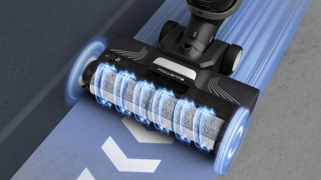 Rowenta X-Clean 4 avec rouleau autopropulsé et roues facilitant la poussée de l’appareil