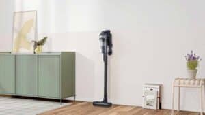 Samsung Jet 75E en charge sur son support mural dans un salon