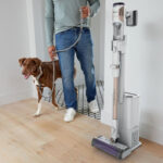 Shark Detect Pro IW361XEU sur sa station de vidage automatique, l'aspirateur balai en promotion pour Noël chez Amazon