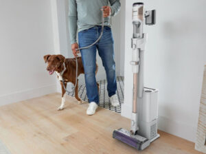 Shark Detect Pro IW361XEU sur sa station de vidage automatique, l'aspirateur balai en promotion pour Noël chez Amazon