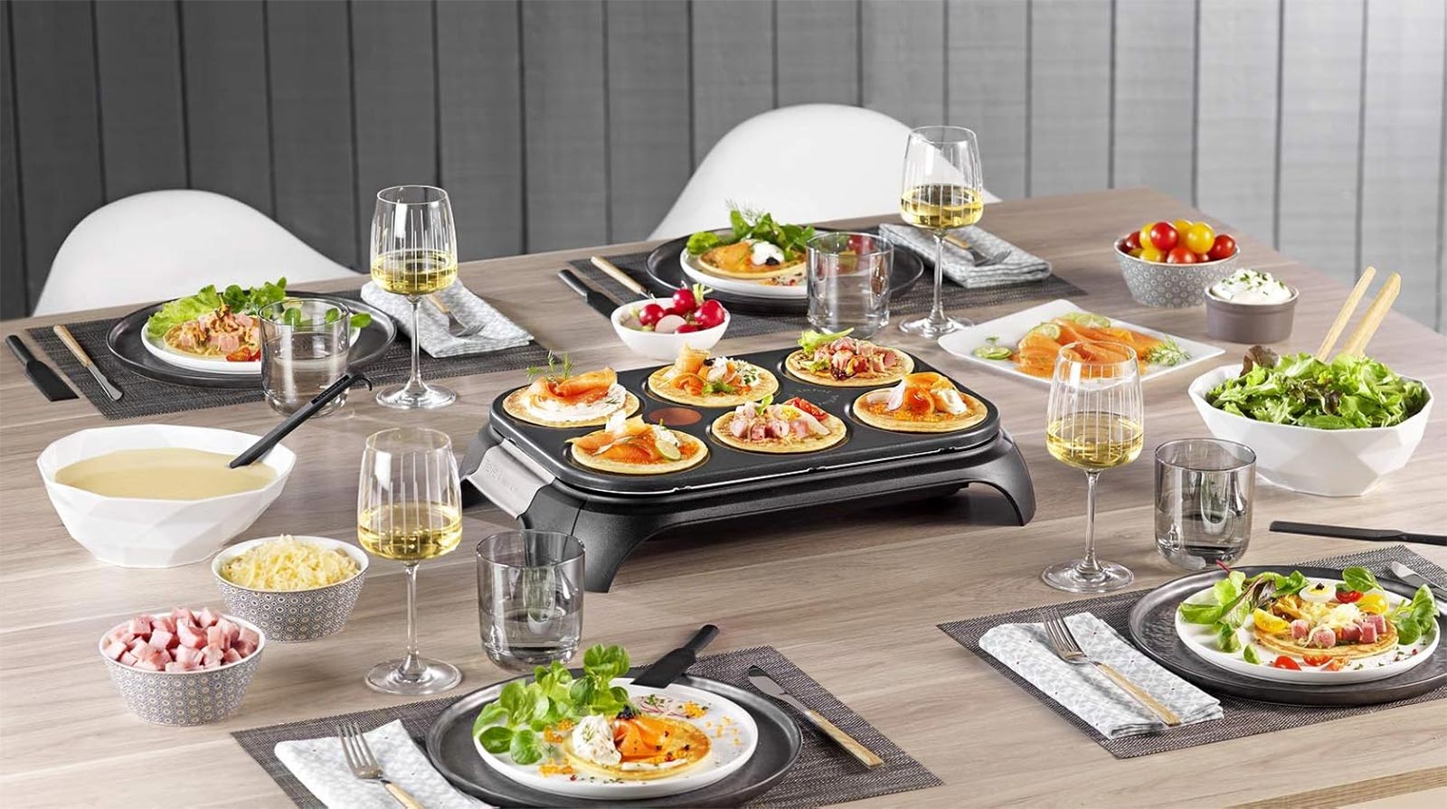 Repas convivial autour d'une crêpière Tefal Crep’Party.