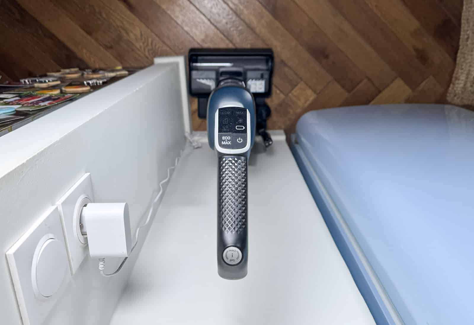 Bouton d’auto-nettoyage situé sur le manche du Rowenta X-Clean 2