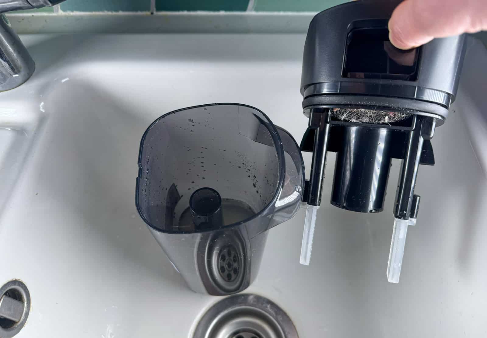 Bac d’eau sale du Rowenta X-Clean 2 rempli de résidus