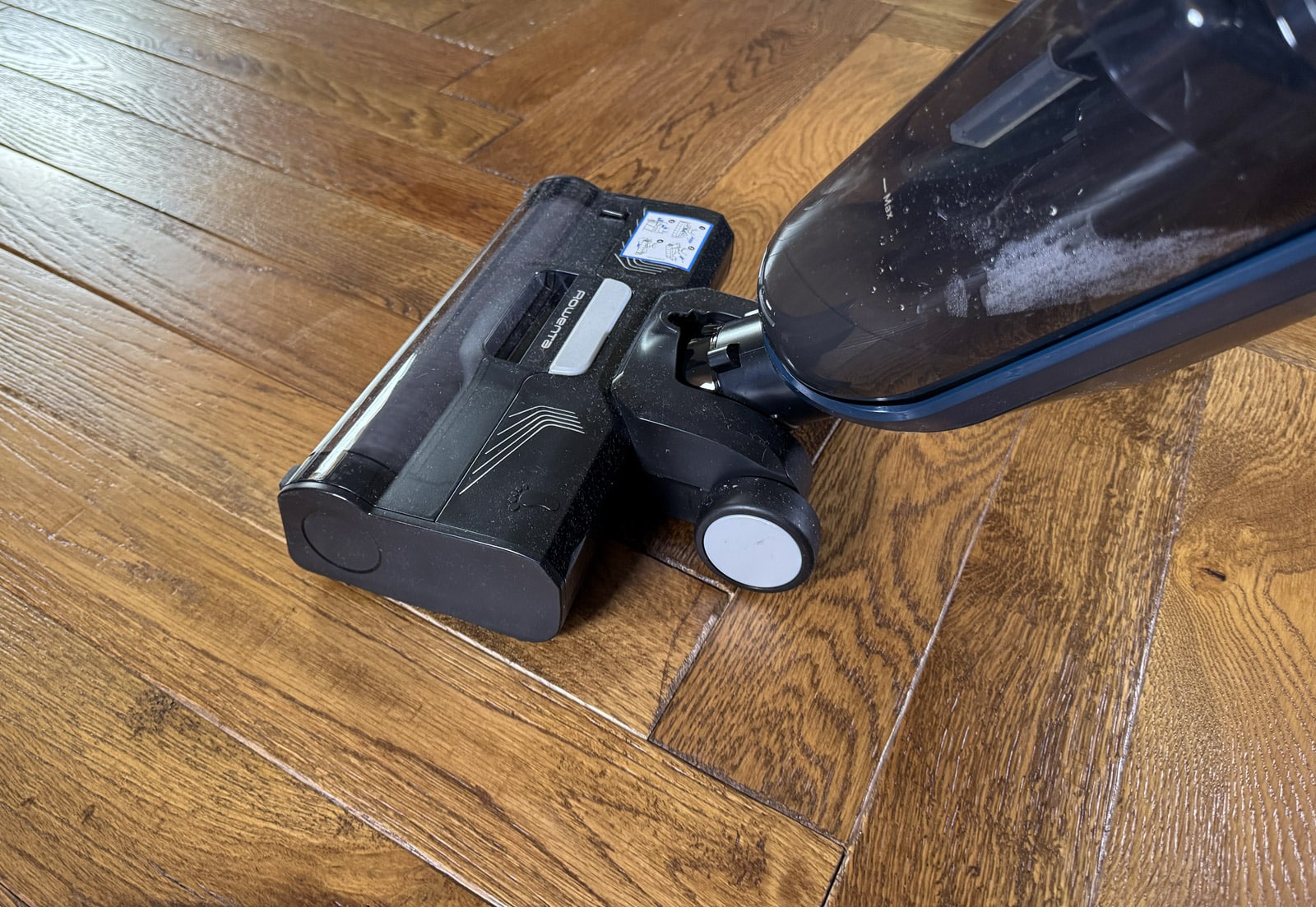 Rowenta X-Clean 2 en train de laver un parquet