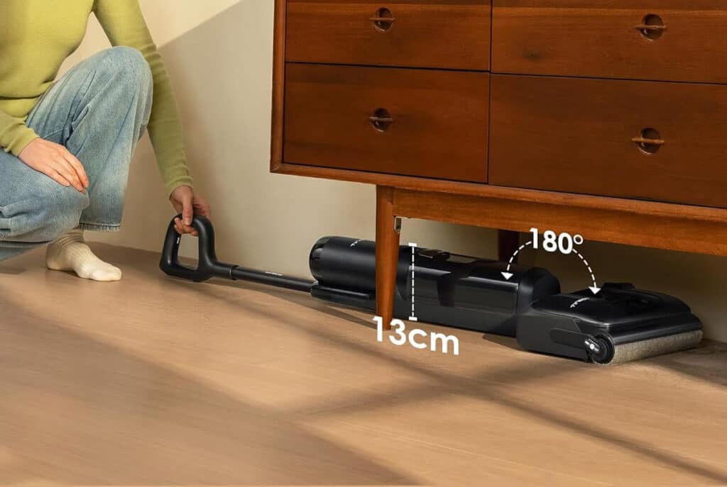 Tineco Floor One S7 Stretch Ultra couché à plat à 180 degrés sous un meuble