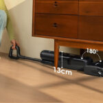 Tineco Floor One S7 Stretch Ultra couché à plat à 180 degrés sous un meuble