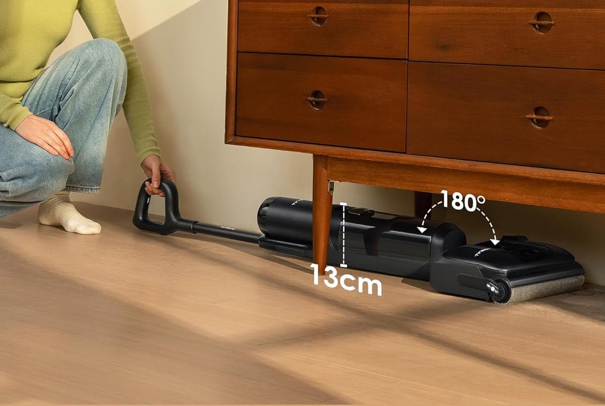 Tineco Floor One S7 Stretch Ultra couché à plat à 180 degrés sous un meuble